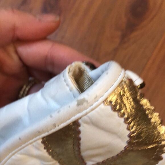 Vintage White and gold leather clutch purse with straps. - Picture 8 of 11